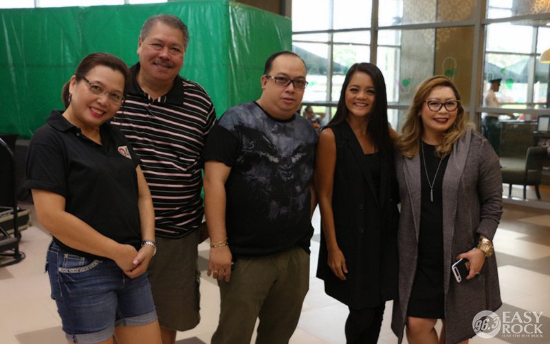 EASY-ROCK---AFTER-WORK-MALL-TOUR---STAFF-WITH-QUEENIE